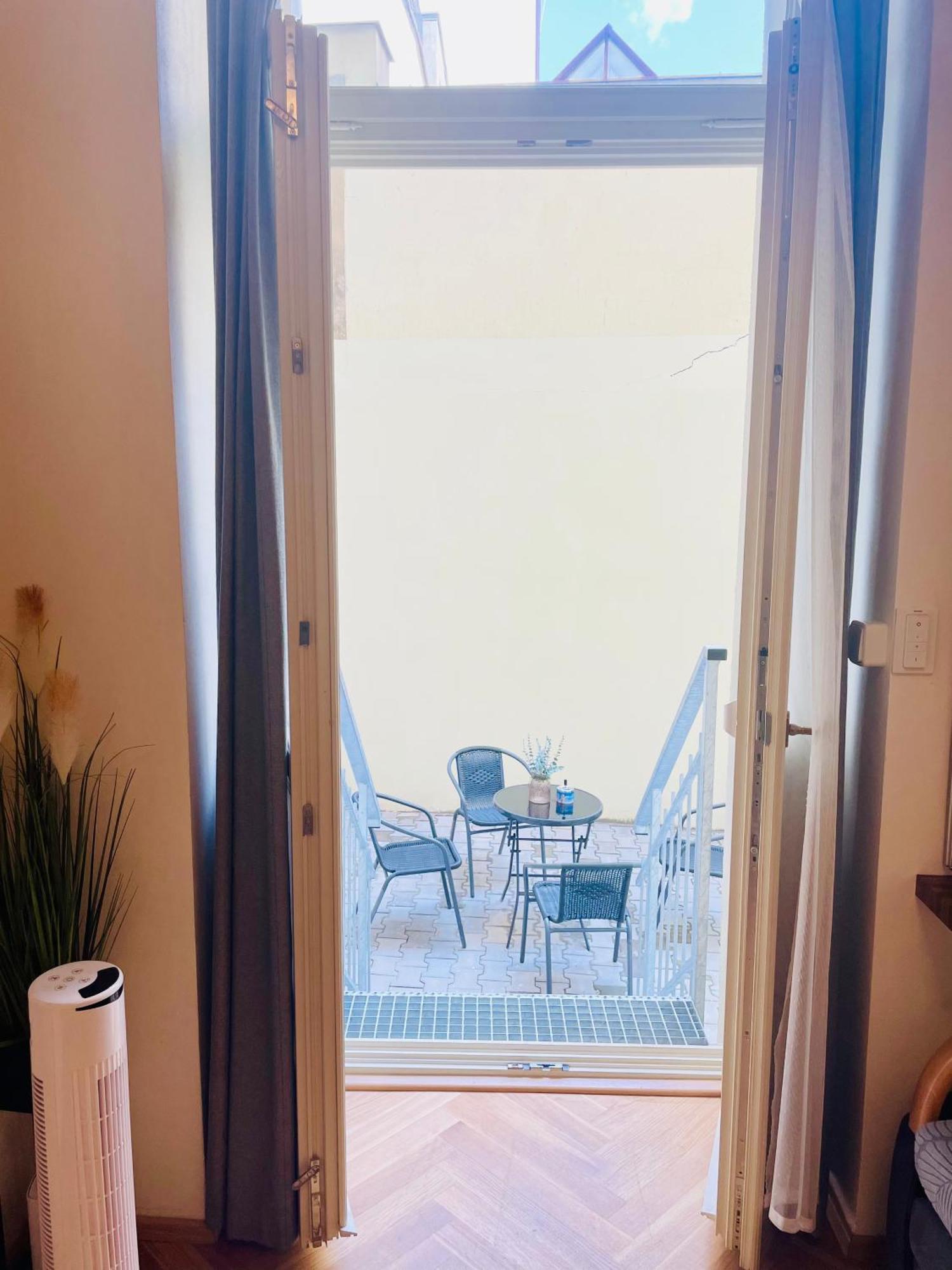 Cozy Design Homestay With Terrace Prague Exterior photo